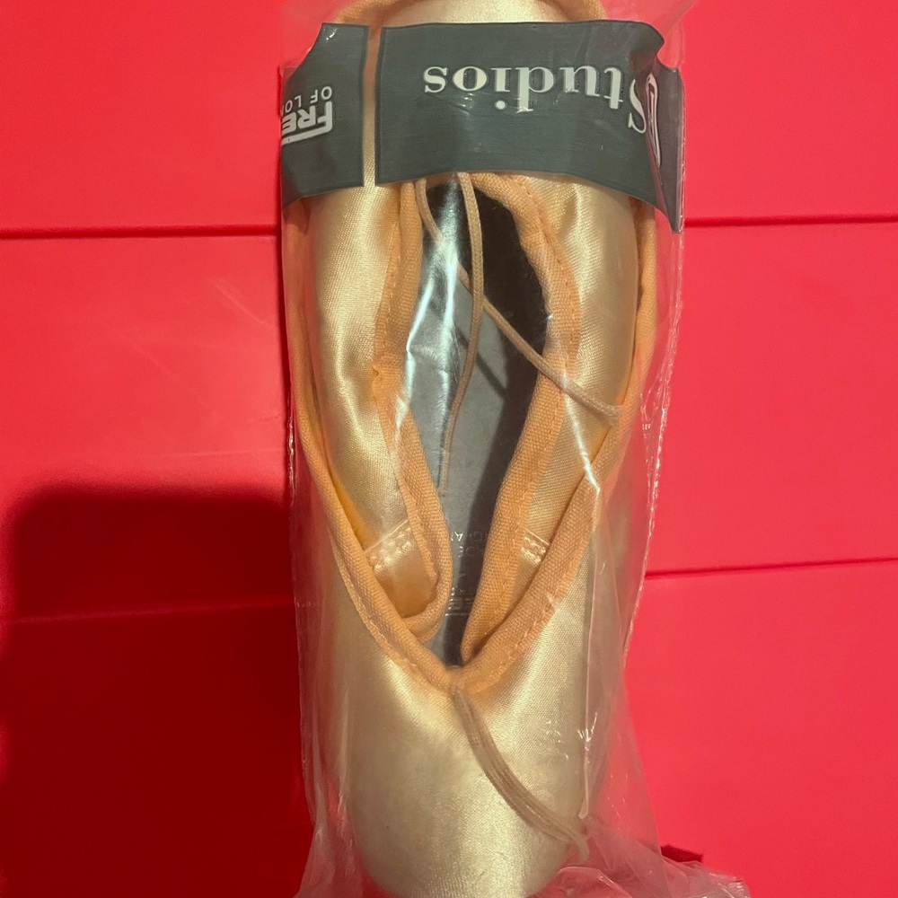 Brand new Freed Studios Pointe Shoes - Size 6EEH